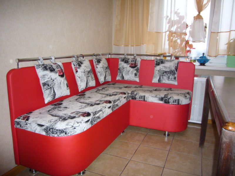 красный кухонный уголок в Сочи