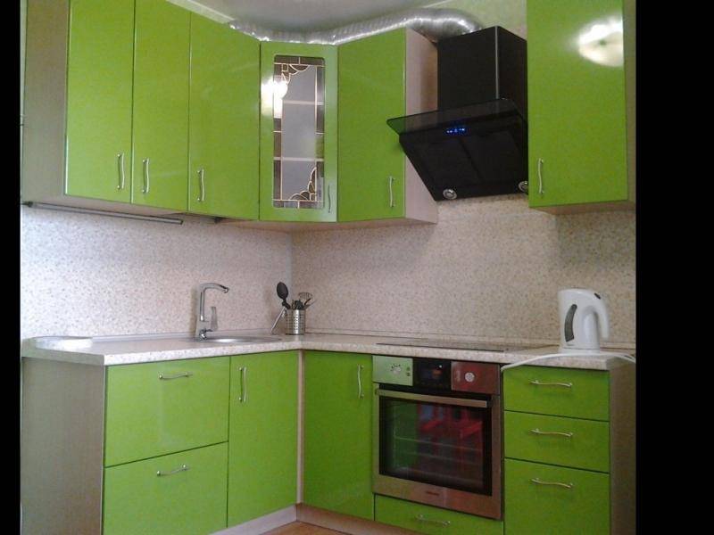 зеленая угловая кухня в Сочи