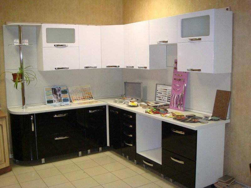 угловая кухня с витриной в Сочи