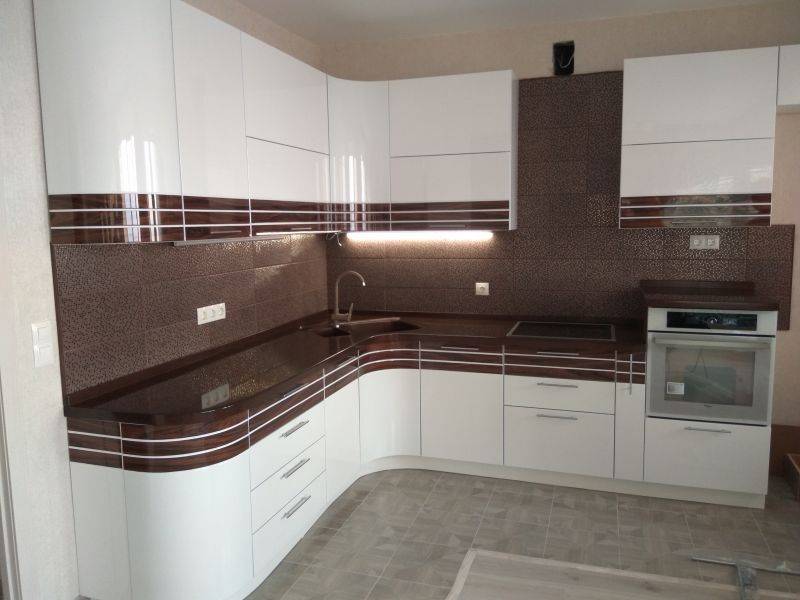угловая кухня со вставкой из шпона в Сочи