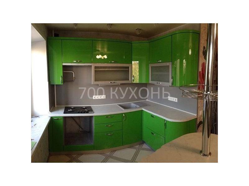 яркая зеленая угловая кухня в Сочи