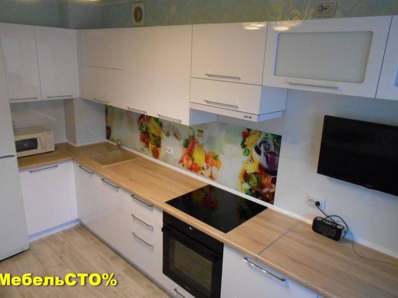 кухонный гарнитур с фартуком из стекла с фотопечатью в Сочи