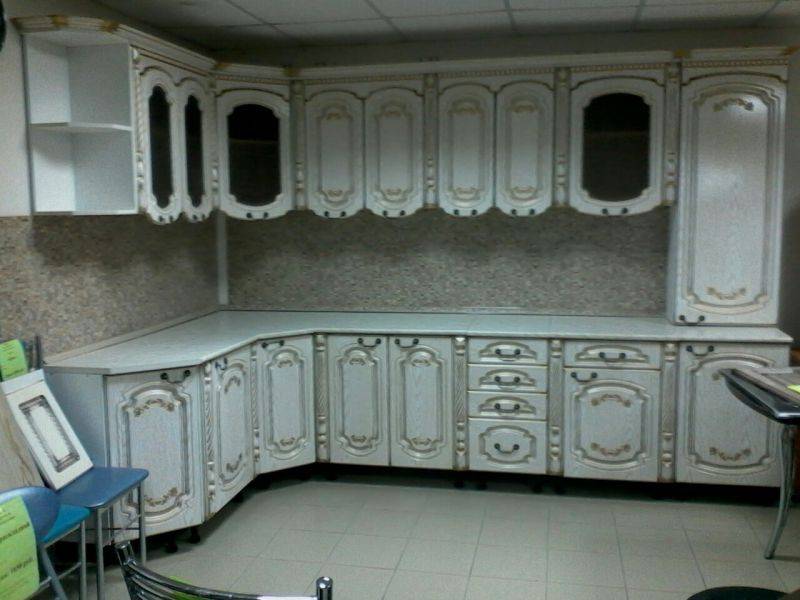 угловая кухня в классическом стиле в Сочи