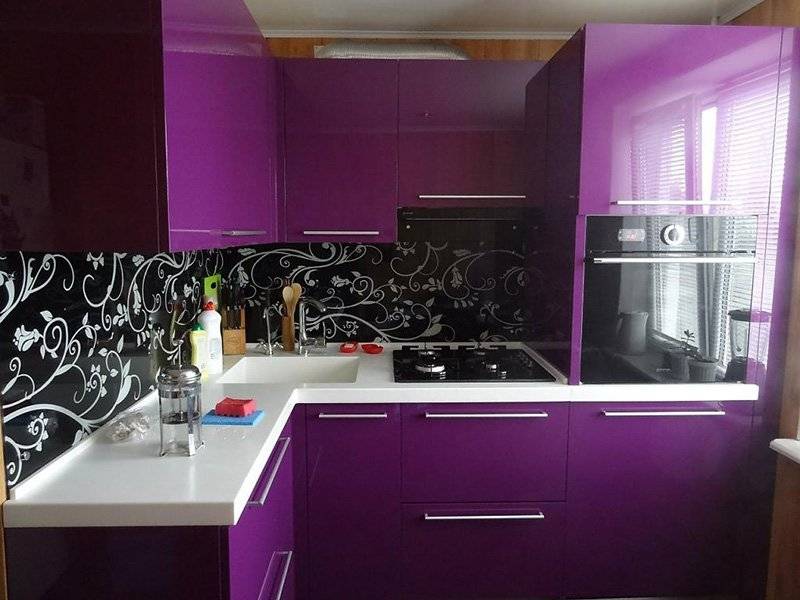 фиолетовая угловая кухня фасады эмаль в Сочи