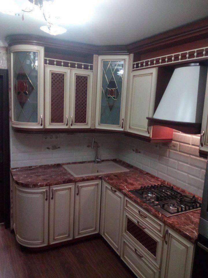 угловая маленькая кухня в Сочи