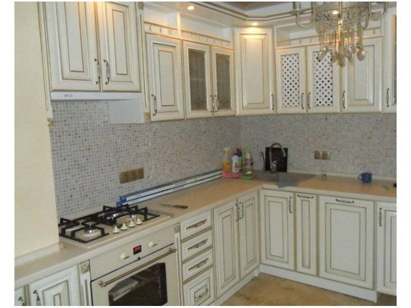 угловая кухня в классическом стиле в Сочи