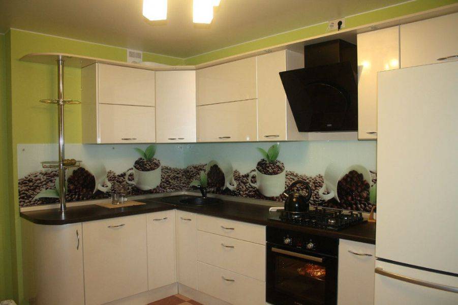 светлая угловая кухня в Сочи