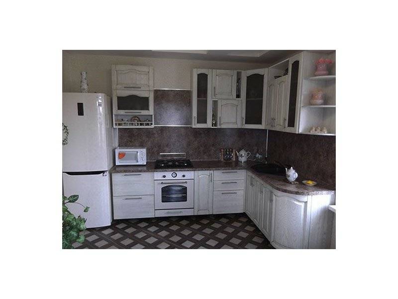 светлая угловая кухня в Сочи