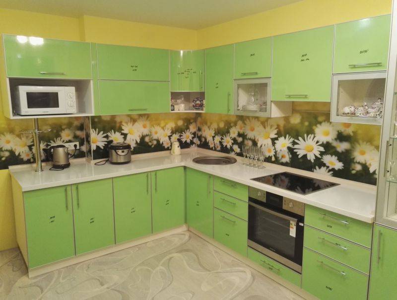 угловая кухня зеленая в Сочи