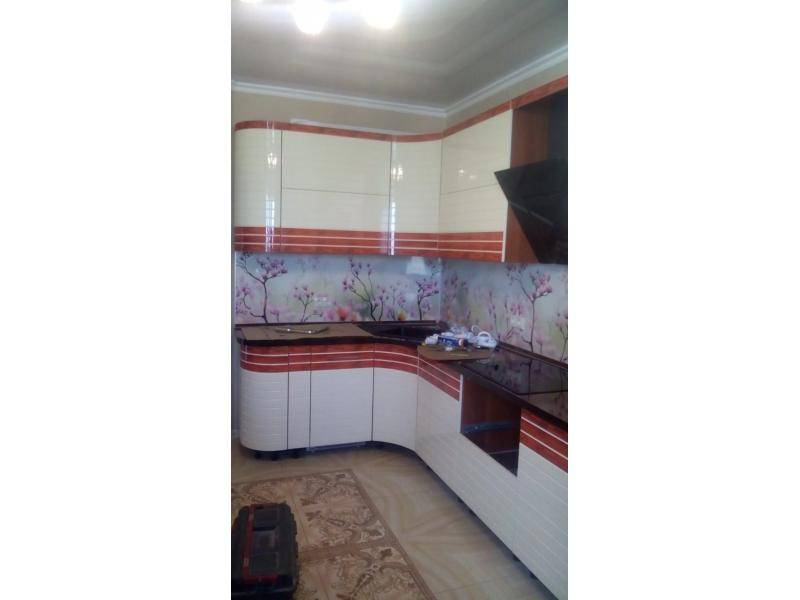 угловая кухня с плавными фасадами в Сочи