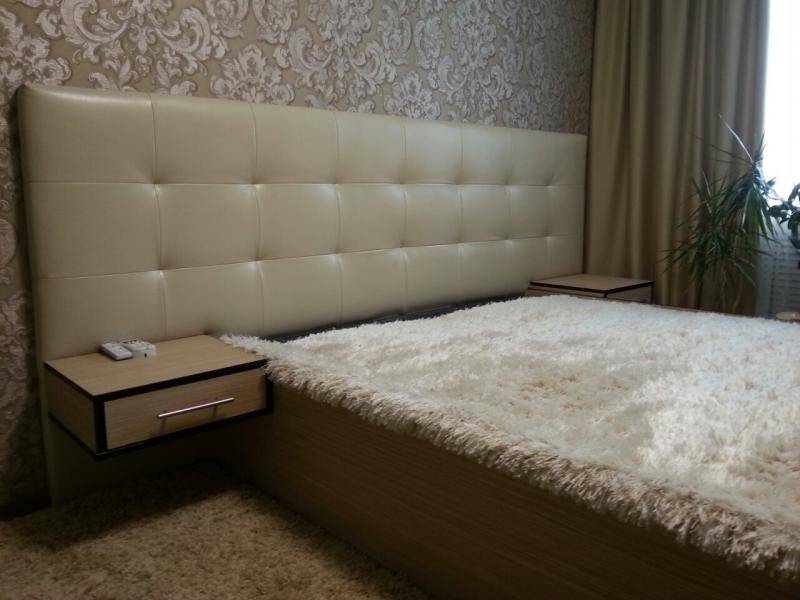 кровать с мягким изголовьем в Сочи