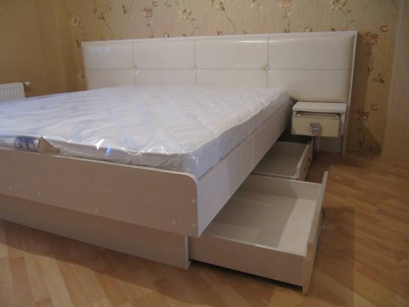 белая кровать с ящиками в Сочи