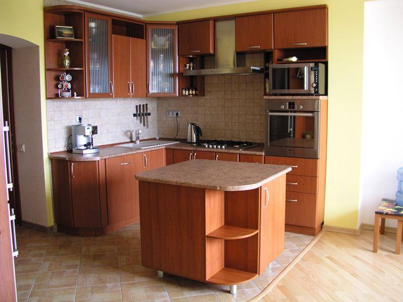 угловая кухня с островом в Сочи