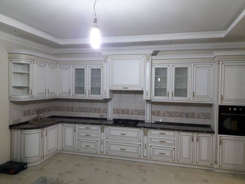 угловая кухня из дерева в Сочи