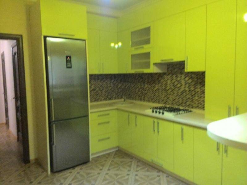 салатовая угловая кухня в Сочи