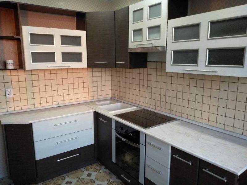 угловая кухня комбинированные фасады в Сочи
