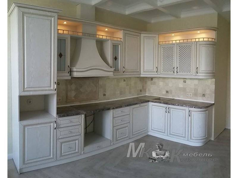 угловая кухня в классическом стиле в Сочи
